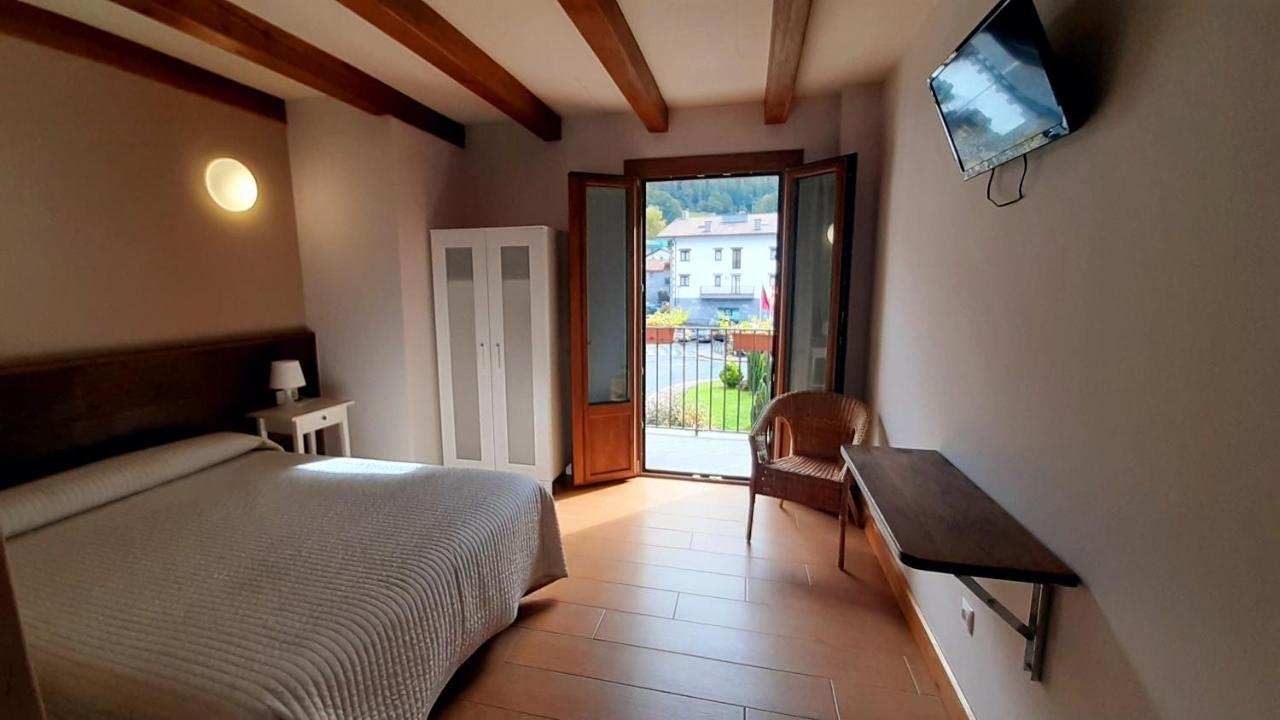 Hostal-Cicloturismo Lopenea Leitza  Bagian luar foto