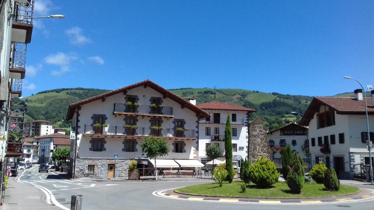 Hostal-Cicloturismo Lopenea Leitza  Bagian luar foto